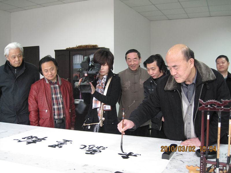 市人大常委会党组书记、副主任张法祥在画展开幕式上题写“翰墨飘香”.JPG