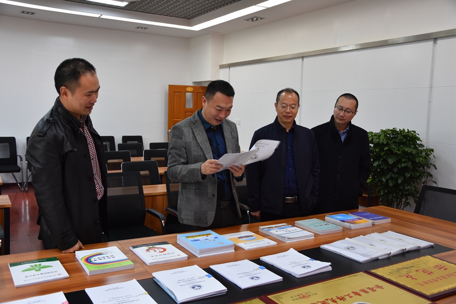 中江县领导到中江职中检查指导毒品预防教育工作.JPG