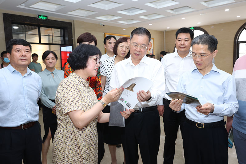 1郝明金理事长在中华职业学校调研，翻看该校获奖书籍_20210719144252.jpg