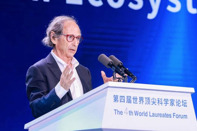 世界顶尖科学家协会副主席、2013年诺贝尔化学奖获得者迈克尔·莱维特发表演讲.jpg