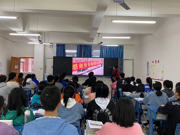 中江职中组织师生收看“2022年春季全国中小学消防安全公开课”网络直播.jpg