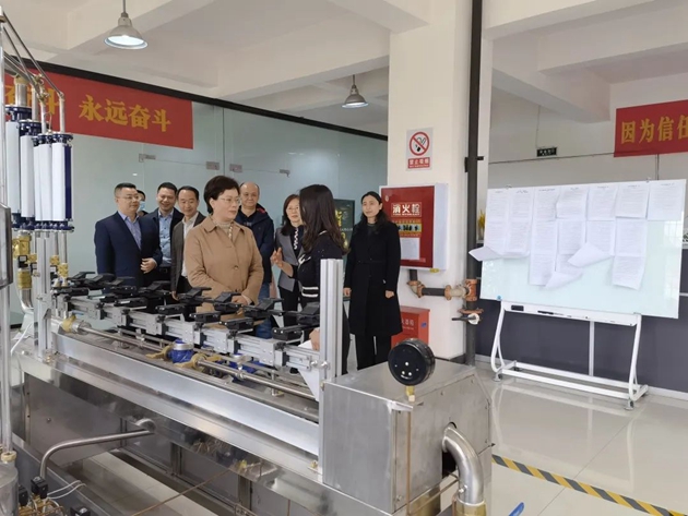 朱莉一行在四川德阳德仪电子仪器有限公司听取企业情况介绍.jpg