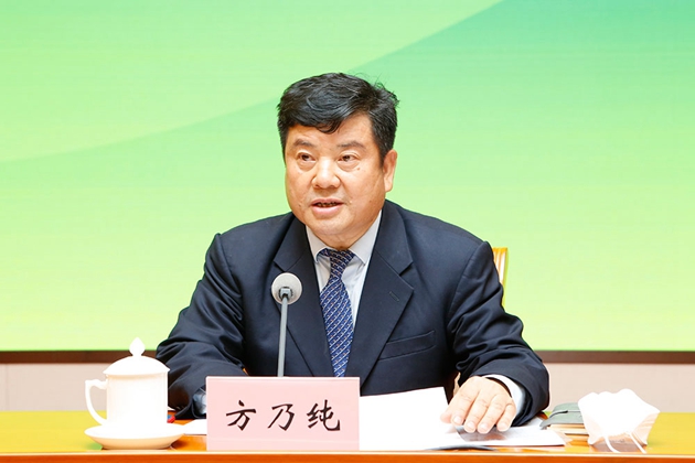 4.中华职业教育社党组书记、总干事方乃纯主持会议_副本.jpg