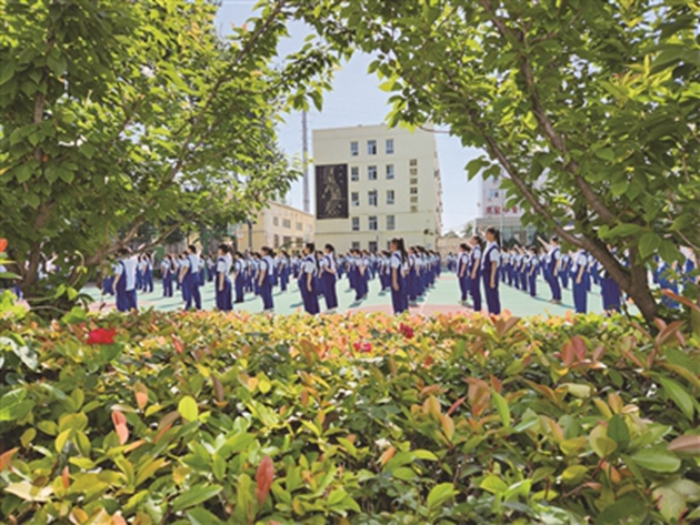 灵宝职业中等学校的学生正在学校操场上做着体操。调研组成员们被这些祖国花朵们释放出的朝气蓬勃的精气神所打动。本报特邀委员记者 黄宇光 摄.jpg