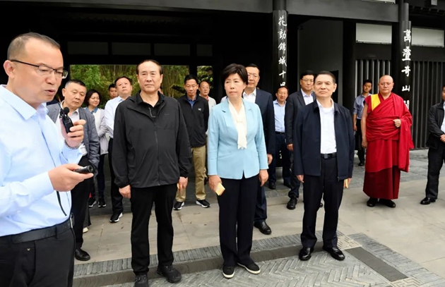 考察组在世园会主会场中华园艺展区成都园听取有关情况介绍。记者 姜寒冬 摄.jpg