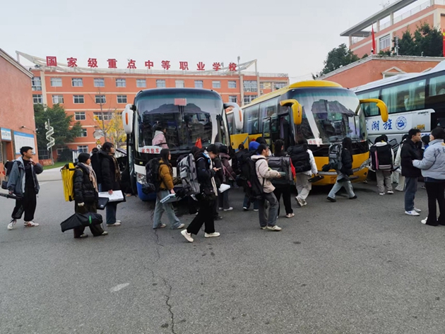 全心守护 暖心送考——中江职中为艺考美术生全程护航1.jpg
