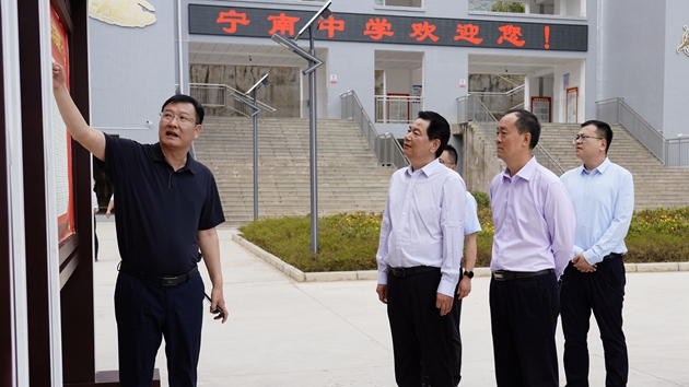 苏华一行来到宁南中学北校区，详细了解我县教育发展情况。_副本.jpg